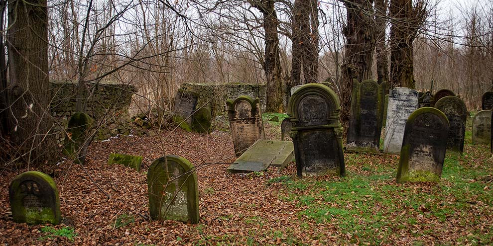 Pulse: Most Land Buyers Aren't Scared of an Old Cemetery